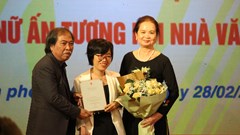 Bông hồng trên cát trắng