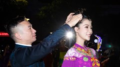 Áo dài Việt gây ấn tượng với bạn bè quốc tế