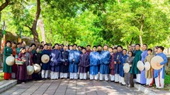 Nhìn từ cuộc phục hưng áo dài truyền thống tại Cố đô Huế