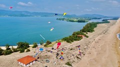 Thả diều nghệ thuật trên đầm An Khê