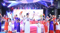 Đặc sắc bộ sưu tập áo dài "Sắc màu nước Pháp"