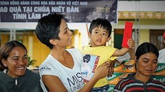 Hoa hậu H’Hen Niê tặng 150 phần quà cho người nghèo tại Lâm Đồng