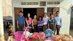 Báo Văn Hóa trao hỗ trợ cho học sinh DTTS có hoàn cảnh khó khăn ở Kon Tum