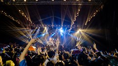 Hàng nghìn khán giả đội mưa "cháy" cùng "Solla Music - Hoà nhạc sân trường"