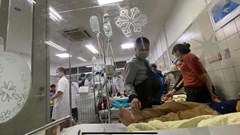 Vụ học sinh Trường tiểu học Kim Giang ngộ độc thực phẩm: Chi cục ATVSTP Hà Nội lấy mẫu xét nghiệm thức ăn