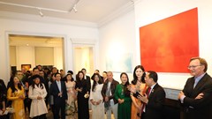 Ấn tượng về nghệ thuật Việt Nam qua triển lãm Sắc màu Quê hương ở Anh