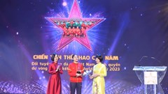 Tuyển nữ Nguyễn Thị Oanh nhận giải Cống hiến Thể thao