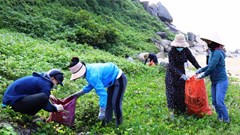 Rác thải du lịch “bủa vây” hồ Kẻ Gỗ