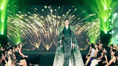 Hoa hậu đẹp nhất thế giới trình diễn áo dài tại Việt Nam