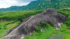 Hai khối đá hình con voi nổi tiếng ở Đắk Lắk