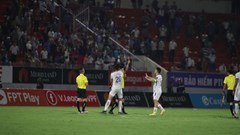Văn Quyết nhận thẻ đỏ vì phản ứng với trọng tài