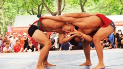 Giải vật dân tộc tranh Cúp Phùng Hưng mở màn bằng những trận đấu kịch tính