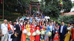 Đoàn kiều bào tiêu biểu dâng hương tưởng niệm các Vua Hùng