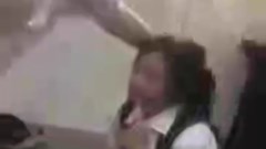 Nữ sinh lớp 8 bị bạn học bắt quỳ và hành hung trong nhà vệ sinh