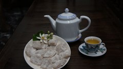 Thưởng thức chè lam ở hội chùa Thầy