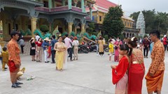 Trải nghiệm mặc trang phục truyền thống ở chùa Bôtum Vong Sa Som Rong