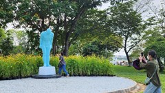 Bức tượng “Người đàn ông cúi chào” được đặt ở công viên ven sông Hương