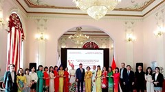 Lãnh sự quán Việt Nam tại Vladivostok tổ chức lễ dâng hoa bên tượng đài Chủ tịch Hồ Chí Minh