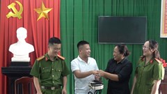 Chủ quán nước tìm trả lại tài sản cho du khách để quên