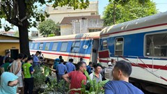 Điều tra vụ tàu SE1 trật bánh gây ách tắc giao thông tại Huế