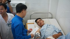 Trung ương Đoàn trao tặng huy hiệu “Tuổi trẻ dũng cảm” cho các “hiệp sĩ”