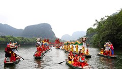 Hàng vạn người dân, du khách tham gia Lễ hội Tràng An