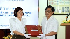 Gia đình nhà văn Sơn Tùng trao tặng tài liệu về Chủ tịch Hồ Chí Minh