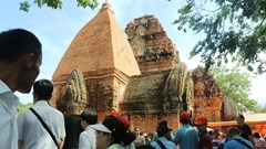 Khánh Hòa: Hàng nghìn du khách tham gia Lễ hội Tháp Bà Ponagar