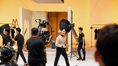 Trúc Nhân gây “sốt” với hình tượng nhiếp ảnh gia trong trailer MV mới