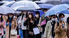 Người Nhật học lại cách cười khi quy định đeo khẩu trang kết thúc