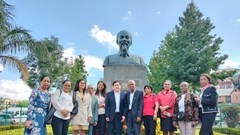 Dâng hương và đặt hoa trước Tượng đài Hồ Chí Minh tại thủ đô Antananarivo