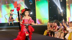 Fashion show “Em Tây Bắc”: Bùng nổ và thăng hoa sắc màu thổ cẩm Tây Bắc