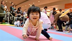 Chính phủ Nhật Bản nỗ lực đảm bảo nguồn tài chính để tăng tỉ lệ sinh