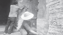 Tháp Chăm Khương Mỹ bị "muối hóa", rêu mốc sau nửa năm trùng tu: Không thể xem thường hiện tượng rêu mốc tại tháp