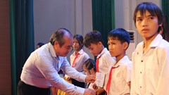 Quảng Ngãi: Tặng quà cho học sinh có hoàn cảnh đặc biệt khó khăn