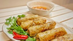 Báo nước ngoài mô tả độ khó của món nem rán truyền thống Việt Nam