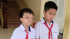 Cảm phục nghị lực vươn lên của cậu học trò lớp 5 nghe giảng bằng xương