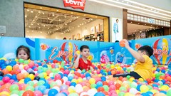 Không khí vui tươi gắn kết gia đình tại các trung tâm thương mại dịp 1.6