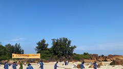 Quảng Ngãi: Thu gom hàng tấn rác làm sạch bãi biển, danh thắng