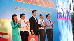 Khánh Hòa: Trao hỗ trợ xây 7 nhà Đại đoàn kết và 30 suất học bổng cho học sinh nghèo hiếu học