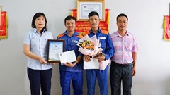 Khen thưởng nhân viên cây xăng dũng cảm cứu người mắc kẹt trong ô tô gặp nạn