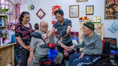 Tặng xe điện cho nghệ sĩ nghèo, di chuyển khó khăn