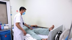 Người đàn ông nhiễm HIV được phẫu thuật thay khớp háng