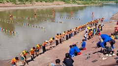 Những lớp dạy bơi nơi biên giới