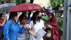 Hình ảnh thí sinh bước vào ngày thi đầu tiên kỳ thi tốt nghiệp THPT