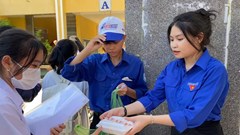 Ấm lòng những suất cơm trưa tiếp sức sĩ tử vùng núi Quảng Ngãi