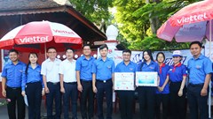 Bí thư Trung ương Đoàn Nguyễn Minh Triết động viên các đội “Tiếp sức mùa thi” tại Huế