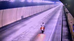 Truy tìm thanh niên cố tình chạy xe máy vào hầm đường bộ Hải Vân