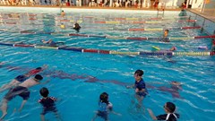 Quảng Ngãi mở lớp dạy bơi miễn phí cho trẻ em nghèo