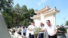 Bộ trưởng Nguyễn Văn Hùng dâng hương tưởng niệm các Anh hùng liệt sĩ tại Khu Di tích Ngã ba Đồng Lộc